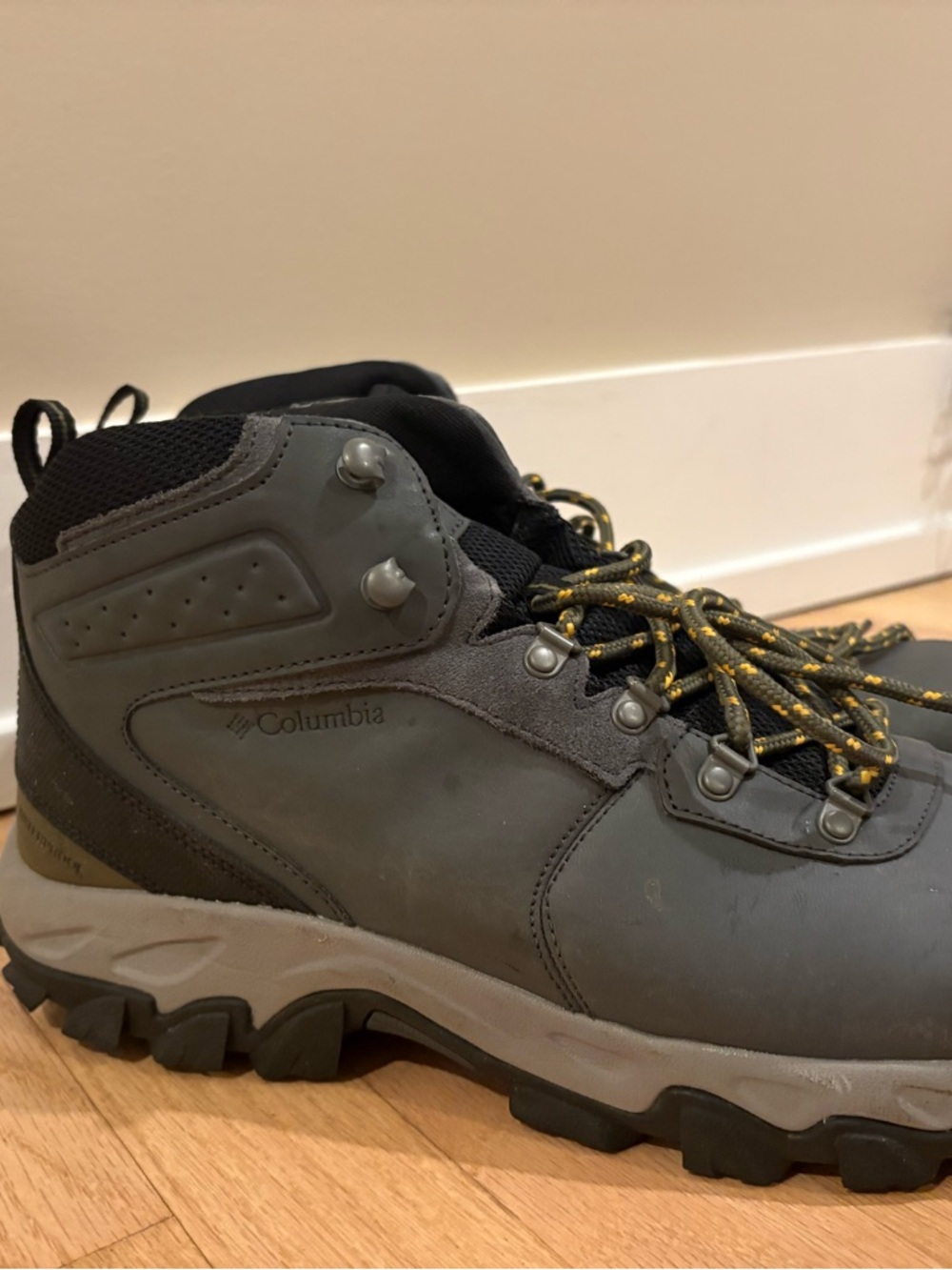Columbia Black Men's Hiking Shoe Interior Label - Picture 2 of 5